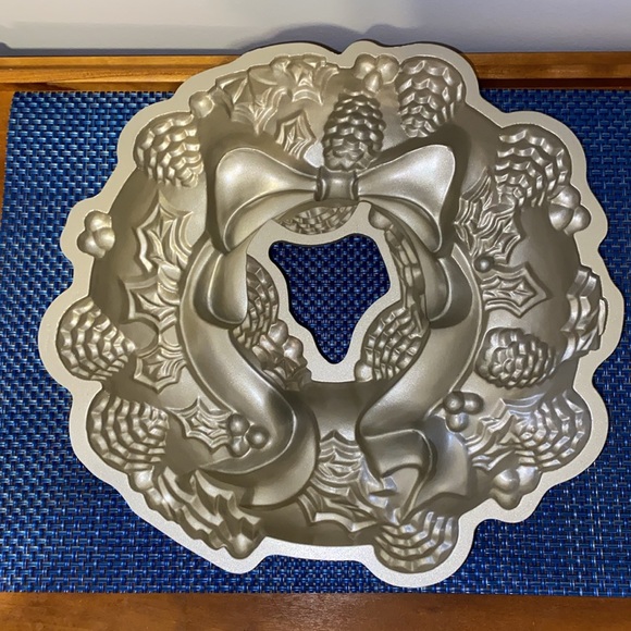 Nordic Ware Holiday Wreath Pan, like new, cast aluminum, lifetime warranty - Picture 6 of 6